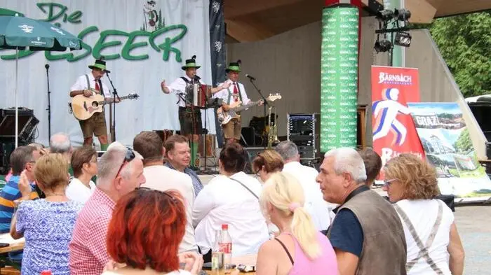 Prachtwetter, 1700 Teilnehmer, so vermeldete Bärnbachs Bürgermeister Jochen Bocksruker, und beste Stimmung, das war der musikalische Startschuss in die herbstliche Wandersaison.