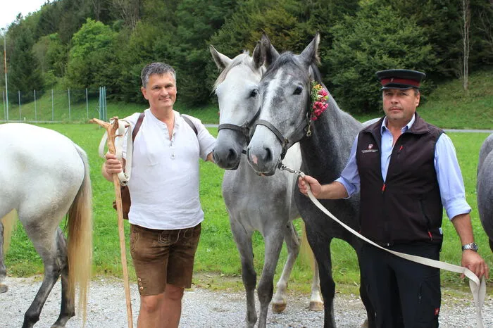 Geschäftsführer Erwin Klissenbauer (links) hat sich für den Almabtrieb das Wanderoutfit angelegt. Konrad Haushofer (rechts) hat schon rund 50 Almabtriebe hinter sich.