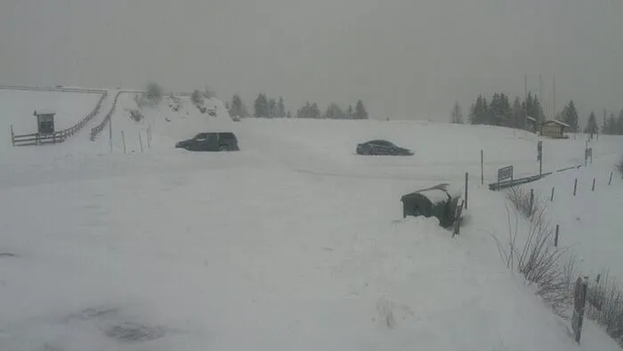 Auch auf dem Parkplatz Rosstratte am Dobratsch liegt Schnee