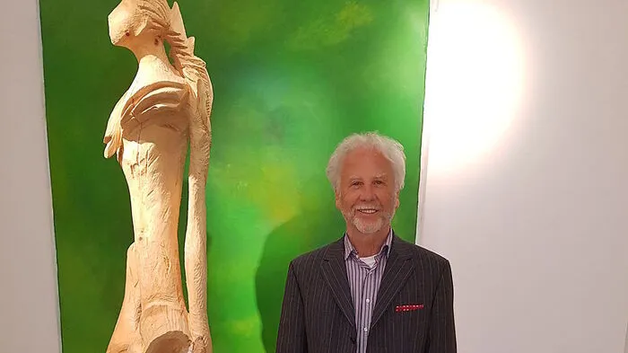 Lorenz vor seiner Skulptur "Die Namenlose" bei der Vernissage in der Hofburg in Innsbruck