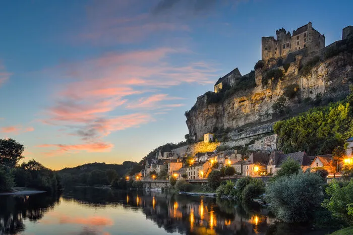 Frankreichs „l‘art de vivre“ („Kunst zu leben”) ist nirgends so präsent wie in der Dordogne. Dieser ruhige Garten Eden ist ein wunderschöner „Flickenteppich“ aus verträumten Schlössern, mittelalterlichen Städten und Walnussbaum-Hainen, gespickt mit Gourmet-Bistros in den Dörfern und Wochenmärkteam Samstagmorgen.