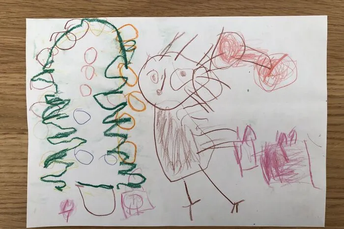 Das dritte Türchen unseres Adventkalenders stammt aus der Feder der vierjährigen Katharina aus Techelsberg. Ein Igel mit einer großen, roten Zipfelmütze bekleidet ist als fleißiger Helfer vom Christkind unterwegs.