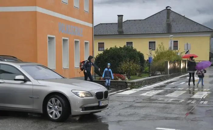 Eltern holen Kinder aus der Volksschule Molzbichl ab