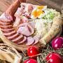 Osterjause mit Schinken, Wurst, Kren, Reindling und bunten Eiern