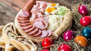 Osterjause mit Schinken, Wurst, Kren, Reindling und bunten Eiern