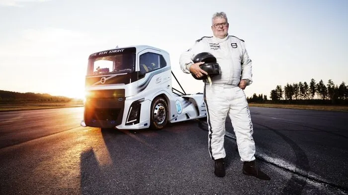 Die meisten von uns verbinden mit einem Brummi wohl eher endlose Elefantenrennen auf der Autobahn. Aber sagen wir es so: Mit einer Höchstgeschwindigkeit von 276 km/h wäre der Volvo Iron Knight durchaus in der Lage, zügig zu überholen.