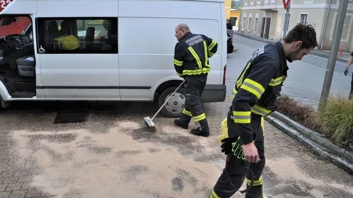 Die Ölleitung des Fahrzeuges wurde beim Einparken beschädigt
