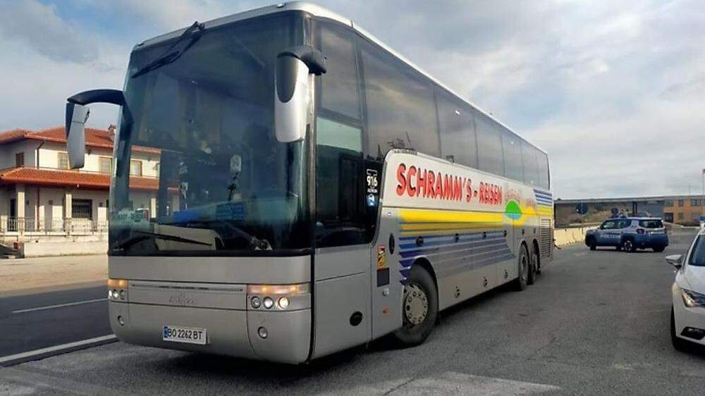 Dieser Bus mit Flüchtlingen aus der Ukraine kam am Sonntag in Fernetti nahe Triest an