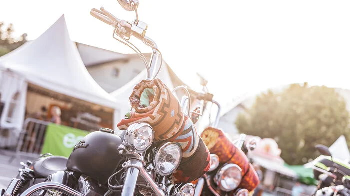 Heiße Eisen und heisere Röhren sorgen beim Rock the Roof in Schladming für den guten Ton. Rund 1500 Harleys waren in der fast tropischen WM-Stadt in den letzten Tagen zu bestaunen. Und unzählige Live-Bands, darunter die Schürzenjäger und die Old School Basterds haben Stimmung gemacht.