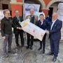 Schlossherr Andreas Bardeau präsentierte mit Prokuristin Sonja Skalnik und Wolfgang Marka, Geschäftsführer von Ursa, die Einblasdämmung im Schloss Kornberg