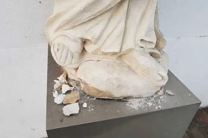 Auch die Marienstatue im Pfarrhof wurde im Bereich des Sockels beschädigt.