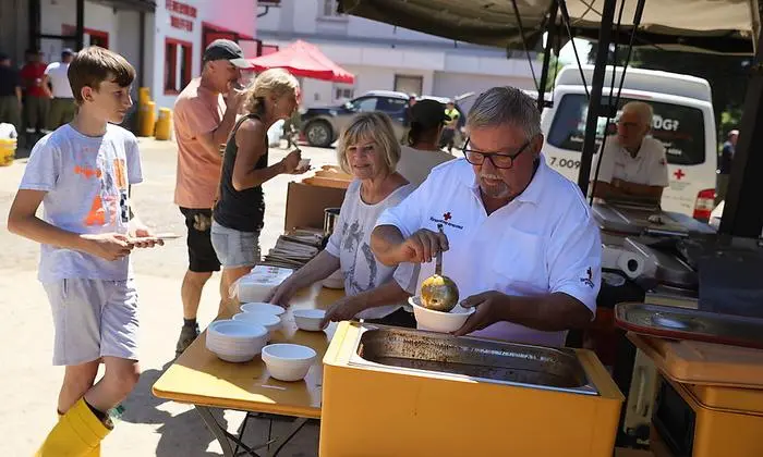 Das Rote Kreuz versorgt die Helfer und Einsatzkräfte