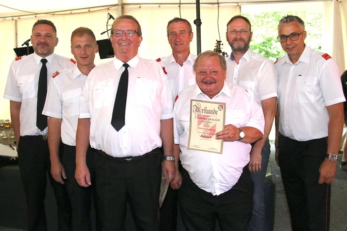 Beim Feuerwehr-Frühschoppen am Sonntag überreichten Daniel Herrmannsdörfer und der Initiator der Partnerschaft, Ehrenvorsitzender Michael Schrüfer eine Dankes-Urkunde ihres Bürgermeisters Hartmut Stern an HBI Wolfgang Scherz.
