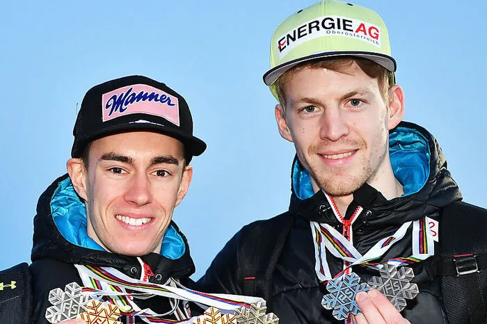 "Nur weil ich so ein guter Zimmer-Co bin, nur so ist das möglich!" Michael Hayböck (rechts im Bild) scherzte nach Doppel-Gold seines Zimmerkollegen und Freundes Stefan Kraft (links).