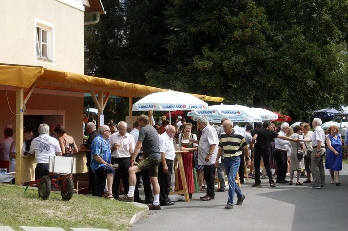 Im Anschluss trafen sich alle Mitglieder der Pfarrgemeinde zum gemütlichen Beisammensein im Pfarrgarten.