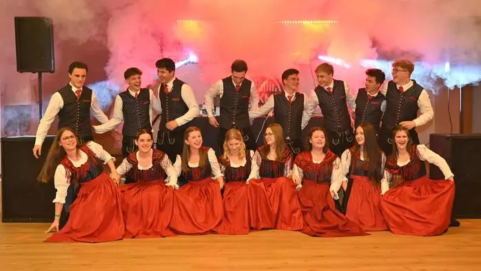 Für einen festlich gelungenen Auftanz sorgten die Landjugendgruppen Glanegg mit St. Nikolai sowie Brückl. Die Mitternachtseinlage gestalteten die Kulmer Schuhplattler.