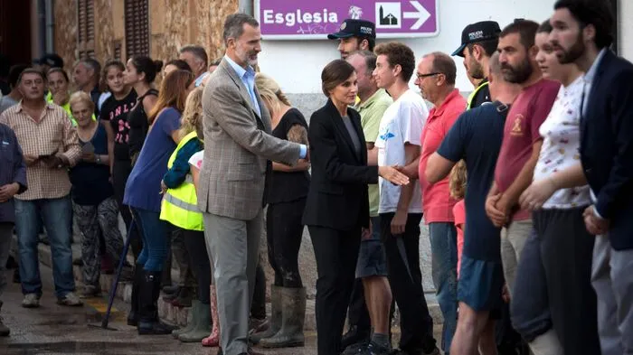 Drei Tage nach dem verheerenden Unwetter auf Mallorca hat Spaniens Königspaar die verwüstete Region auf der Urlaubsinsel besucht.