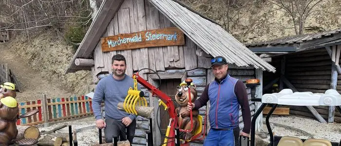 Der neue Chef Mario Wrabl (links) mit seiner „rechten Hand“, dem langjährigen Mitarbeiter David Millei, vor der neuen „Biber-Traktorbahn“