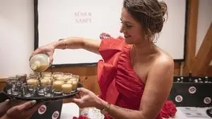 Mit viel Liebe füllt Verena Stiner das „Lienzer Bussl“ in Flaschen ab