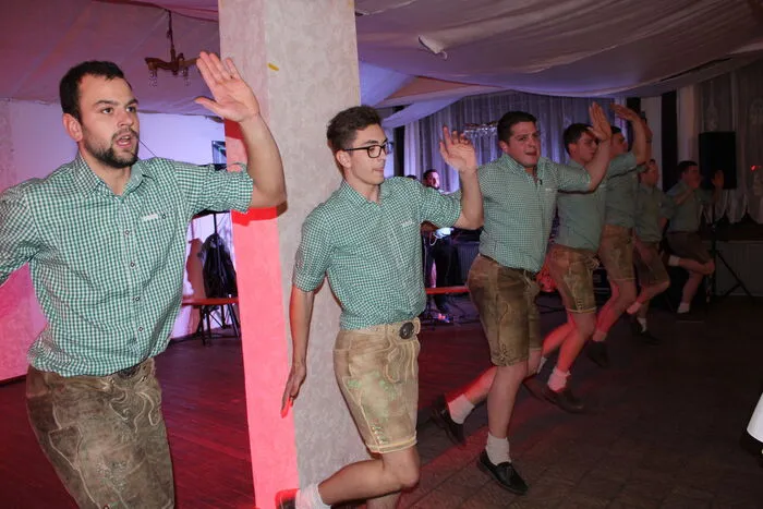 Die Diexer Schuhplattlergruppe "Springende Böcke" mit dem Obmann Robert Ladinig eröffneten den Bauernball.