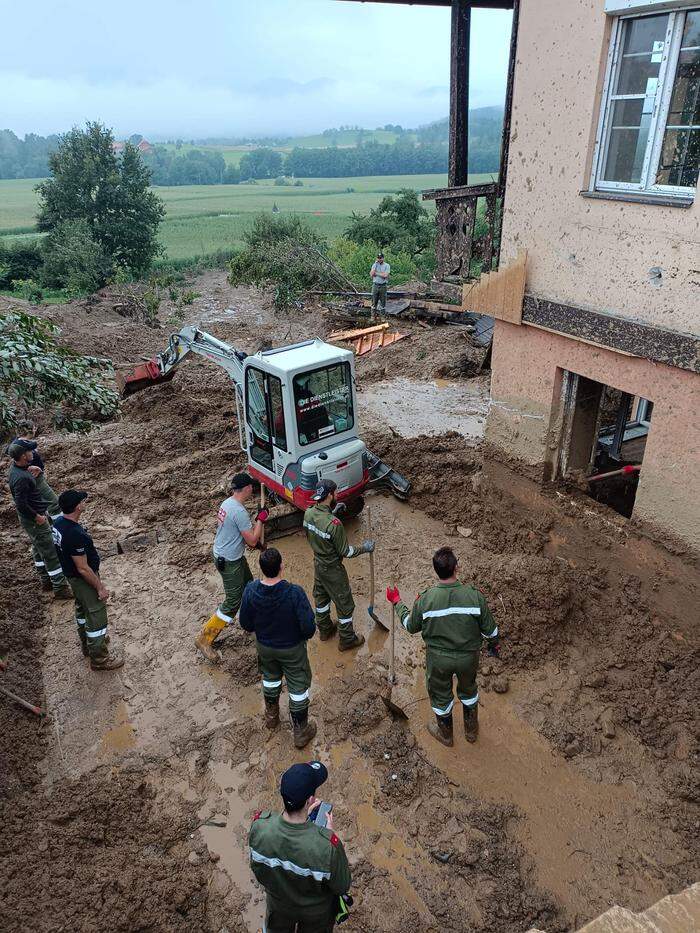 Die Wehren aus Mittelkärnten befreien Häuser vom Schlamm