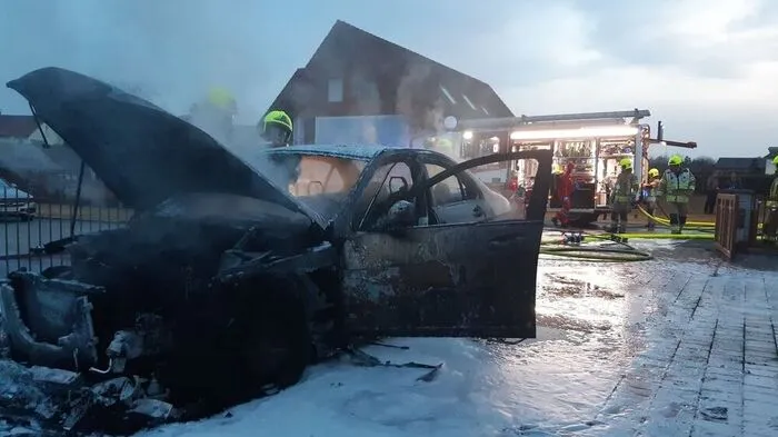 Die Feuerwehr konnte den Brand rasch löschen, ein Übergreifen auf die Garage konnte verhindert werden