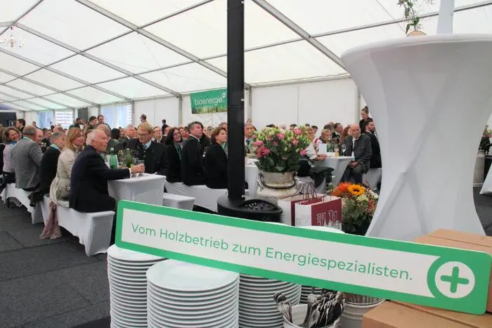 Mit dem Blick in die Zukunft ist die Bioenergie Gruppe entschlossen, ihre Rolle als Pionier im Bereich der erneuerbaren Energien weiter auszubauen. „Wir sehen unsere Verantwortung darin, effiziente Energielösungen zu entwickeln und die nachhaltigen Ressourcen der Region mit modernster Technik zu verbinden, um die Energiezukunft aktiv zu gestalten – für die Menschen, die Umwelt und kommende Generationen“, betonte Bernhard Karrer. Die fortschreitende technologische Entwicklung und der wachsende Bedarf an erneuerbaren Energien bieten der Bioenergie Gruppe eine ideale Basis, um auch in den kommenden Jahren eine Schlüsselrolle in der Energiebranche einzunehmen.