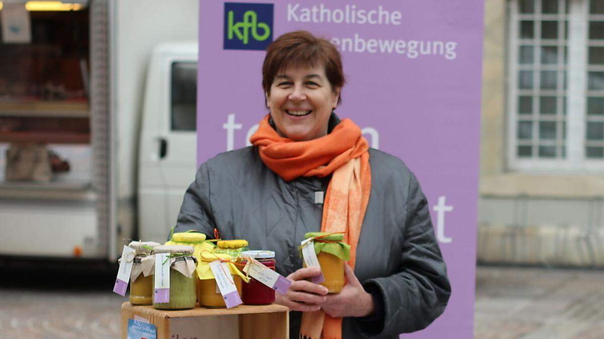 Monika Tuscher kredenzt Fastensuppe heuer einmal anders: to go im Glas