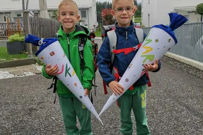 Überglücklich, dass sie endlich die Schule (Volksschule Dietersdorf) besuchen dürfen, sind Markus und Lukas Schaar.