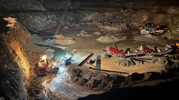 Insgesamt fünf Pumpen beförderten die ganze Nacht über Wasser aus dem Steinbruch