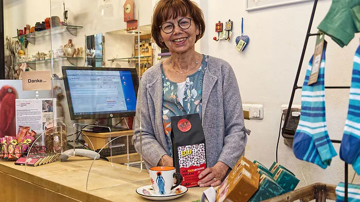 Renate Hopfgartner aus Lienz freut sich über jeden Besuch im Weltladen in der Rosengasse