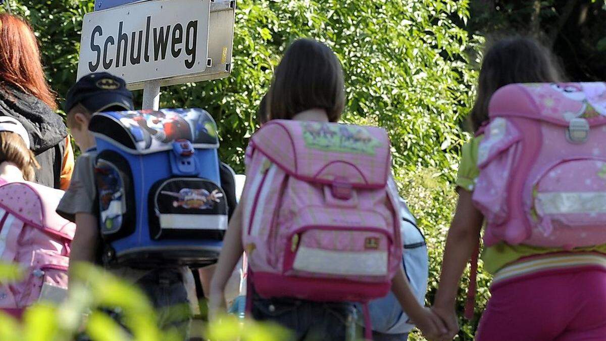 Volksschule warnt vor auffälligem weißem Transporter