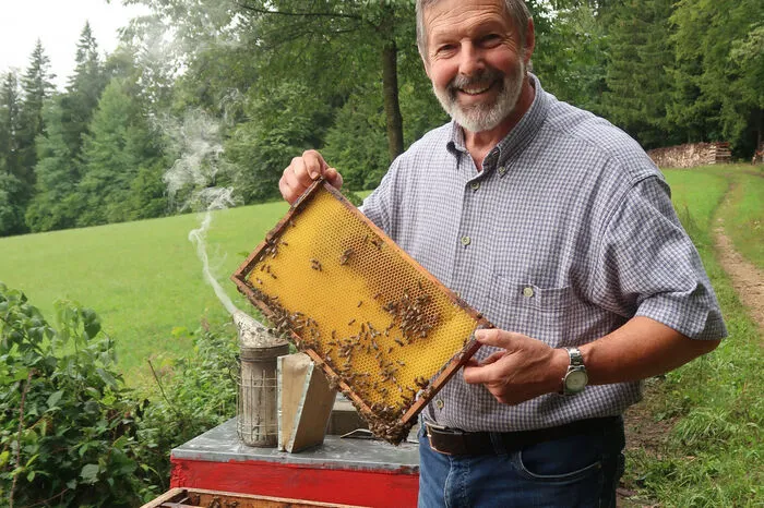 Stolz ist Imker Karl Kreiner auf die Leistung seiner Bienen.