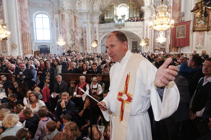 Pfarrer Toni Herk-Pickl freute sich über das Kommen prominenter Gäste und der mehr als tausend Christen, die zum Fest gekommen waren.