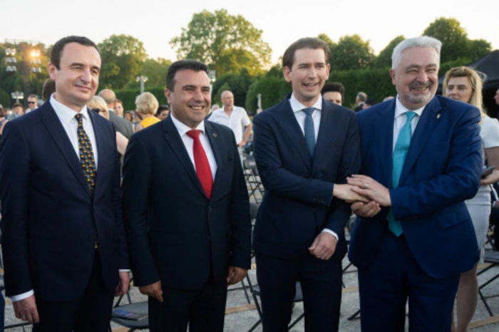 Der kosovarische Premier Albin Kurti, Premierminister von Nordmazedonien, Zoran Zaev, Bundeskanzler Sebastian Kurz (ÖVP) und der montenegrinische Ministerpräsident Zdravko Krivokapic (R) vor Beginn des Sommernachtskonzerts im Schlosspark Schönbrunn in Wien.