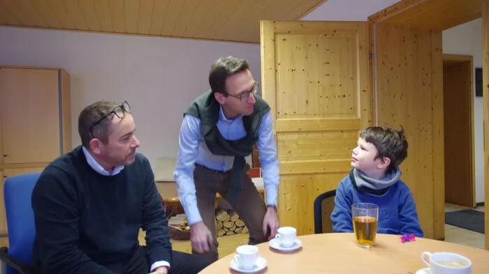 Projektleiter Gerhard Gobiet (l.) und sein Stellvertreter Genot Nipitsch erklären Philipp Ochsenhofer (8), was ihn erwartet