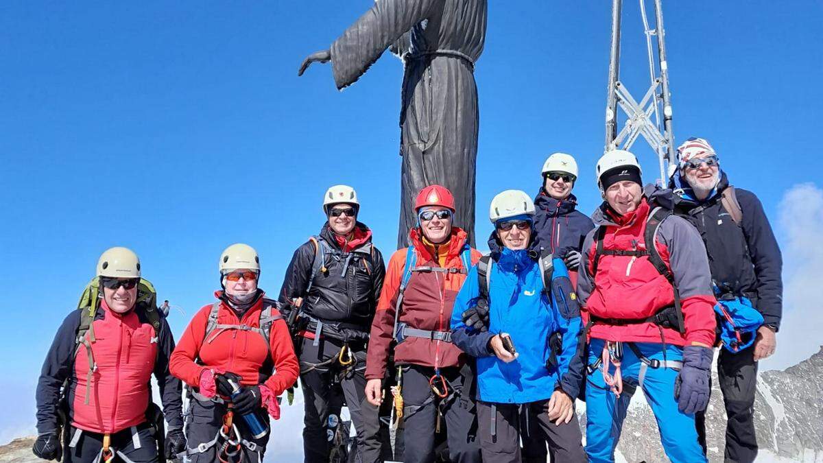 Erwin und Renate Absenger, Peter Rindler, Erwin Solar, Franz Knittelfelder, Siegfried Trummer, Werner Urdl mit Bergführern am Gipfel des Schwarzhorns