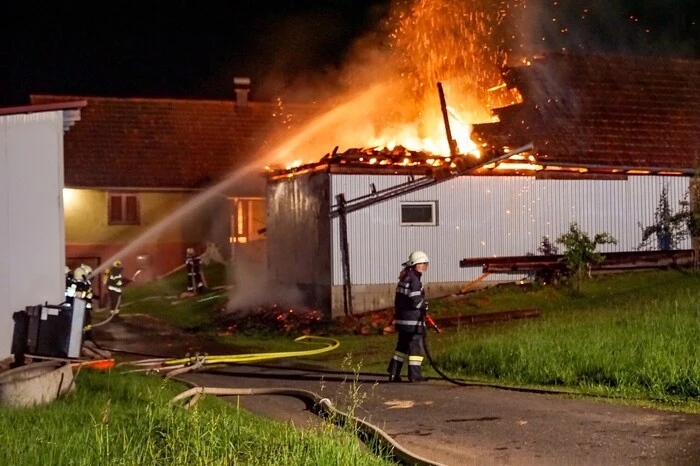 Die Feuerwehr konnte jedoch ein Ausbreiten der Flammen auf weitere Gebäude und das Wohnhaus verhindern.