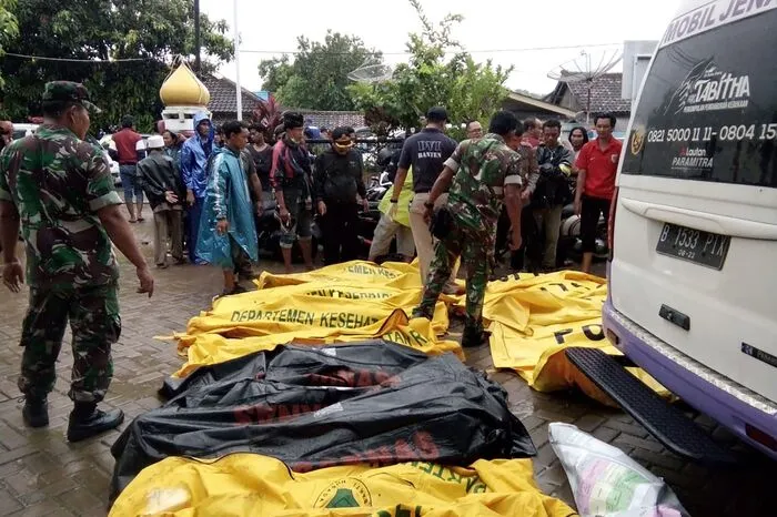 Nach seinen Worten kamen sowohl in der zu Sumatra gehörenden Provinz Lumpang auf der nördlichen Seite der Sundastraße Menschen zu Tode als auch in Javas Provinz Banten, die südlich der Meerenge liegt.
