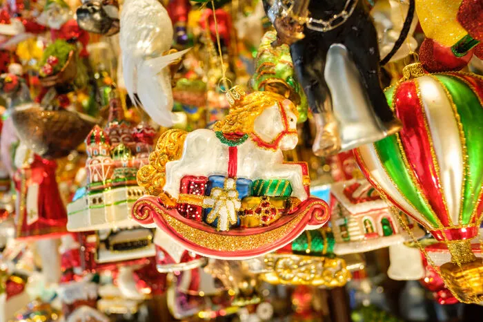 Stöckelschuh und Gartenzwerg, Nähmaschine, Babyschuhe, Hubstapler, Piano, Zirkuszelt - Hunderte Figuren hängen in der Haller-Auslage