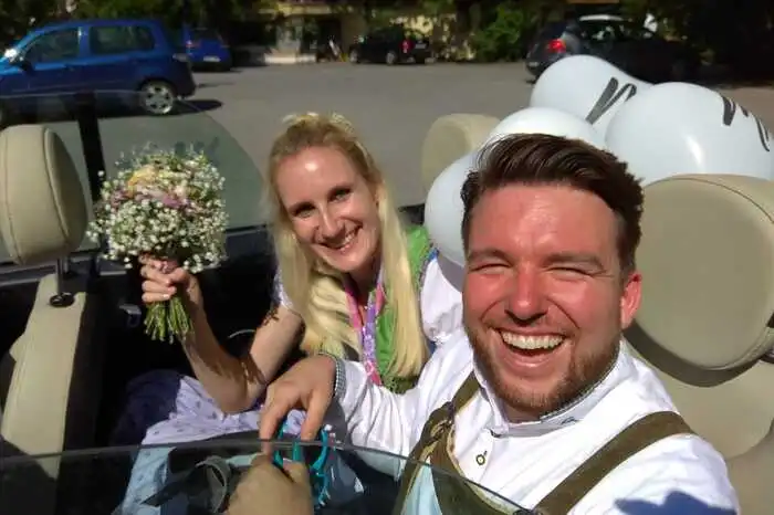 Die gebürtige Weststeirerin Selina Barthel und Georg Schantl aus Graz kennen einander seit zehn Jahren noch aus derSchulzeit. Kürzlich haben sie standesamtlich die Ringe getauscht. Geflittert wird nach der kirchlichen Trauung.