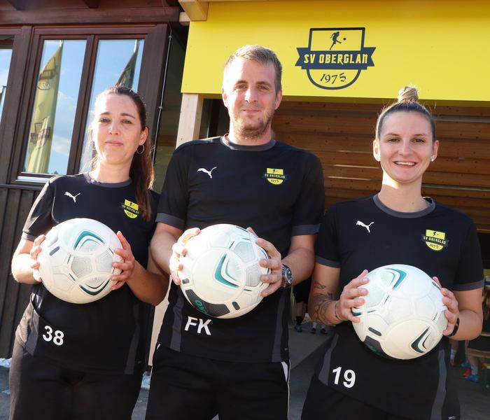 Von links: Sektionsleiterin Christine Gaggl, Trainer Florian Kogler, Trainerin und Spielerin Stefanie Huber