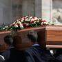 Silvio Berlusconis Asche kommt in Mausoleum in seiner Villa