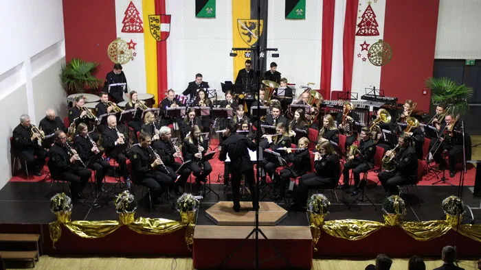 Das bühnenfüllende Aufgebot der Bergkapelle St. Stefan gab zum Ehrentag der Heiligen Barbara (4. Dezember) ein Festkonzert.