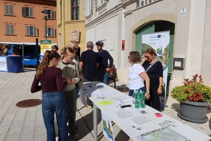An zwölf Ausstellungsständen auf dem Hauptplatz von Bad Radkersburg wurde die enge Zusammenarbeit beider Städte dargestellt.