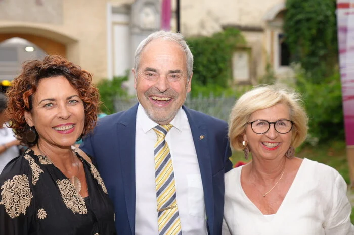 Musikwochen-Intendant Bernhard Zlanabitnig flankiert von Margit Platzer und Sissy Sengseis