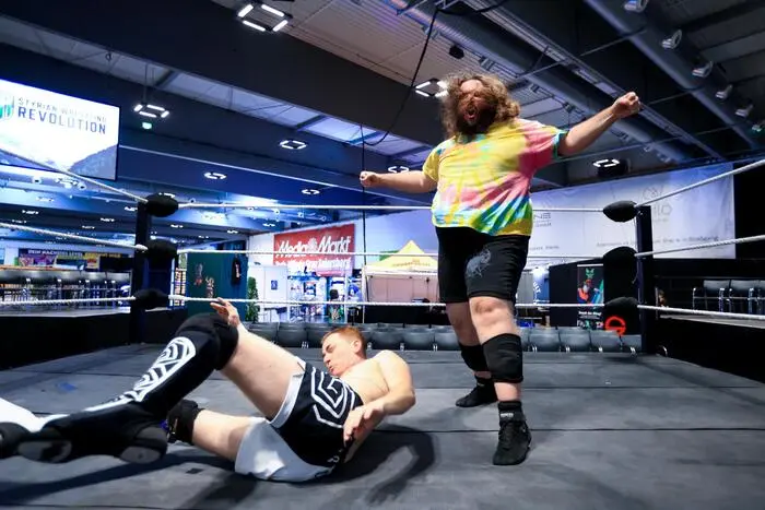 An Action fehlt es auf der Herbstmesse nicht: Im Oberschoß steigt etwa die Grazer Wrestlingszene in den Ring ...