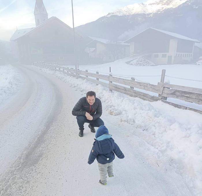 Totschnig mit seinem Sohn zu Hause am Bauernhof in Osttirol 