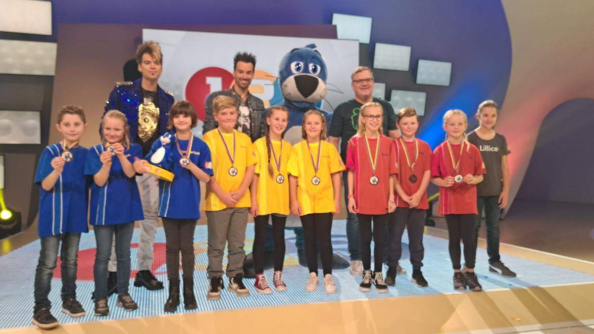 Die Kinder aus Mallnitz in gelben T-Shirts mit ihren Mitbewerbern im Studio