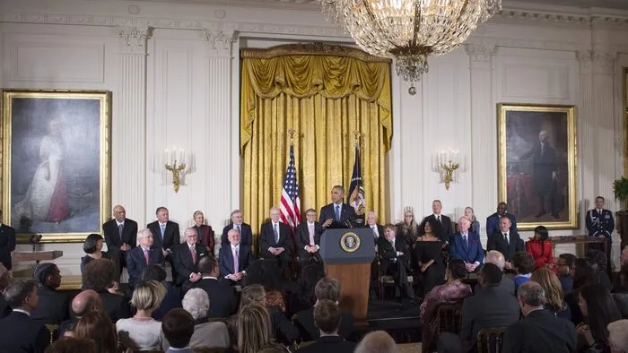 Zum letzten Mal vor seinem baldigen Amtsende hat US-Präsident Barack Obama am Dienstag die Freiheitsmedaille "Presidential Medal of Freedom" an Hollywoodstars, Sportgrößen, Wissenschafter und andere Persönlichkeiten verliehen.